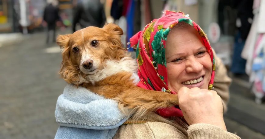 İnsanlardan korkan köpeğini sırtında taşıyor