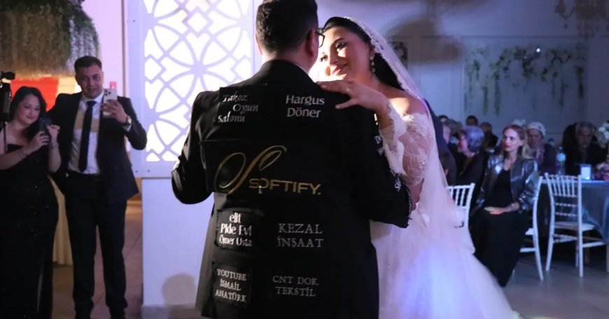 Hayretler içinde bıraktı. Düğün masrafını düşürmek için damatlığını reklam panosuna çevirdi