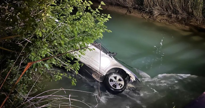 Kanala devrilen otomobildekilere yardım için suya atladı, hayatını kaybetti