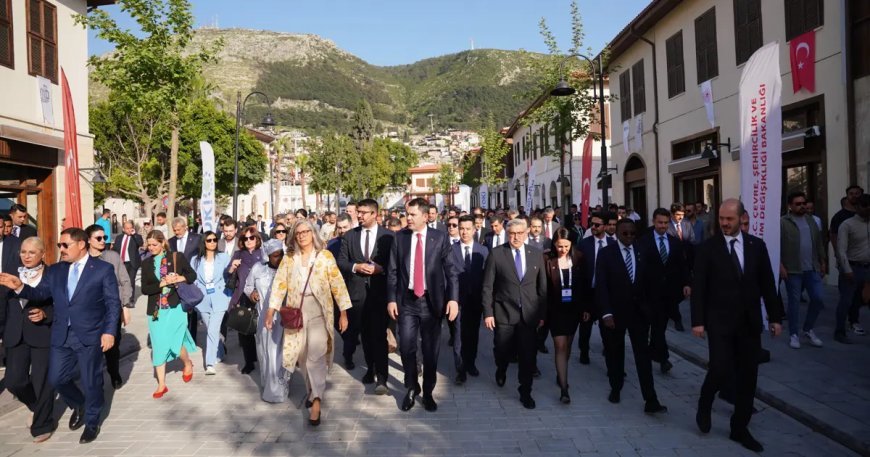 Bakan Kurum, yabancı konuklara Hatay'ı gezdirdi. "Asrın inşasını dünyaya gösterdik"