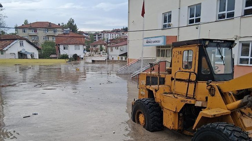 Samsun'da sağanak etkili oldu! Yollar göle döndü, araçlar sele kapıldı