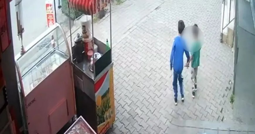 Bıçaklı küçük çocuklar sokakta gezdi. Kediye zarar verip, kendilerini uyaran kadının üzerine yürüdüler