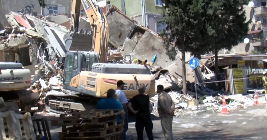 Küçükçekmece'de yıkımı yapılan bina çöktü