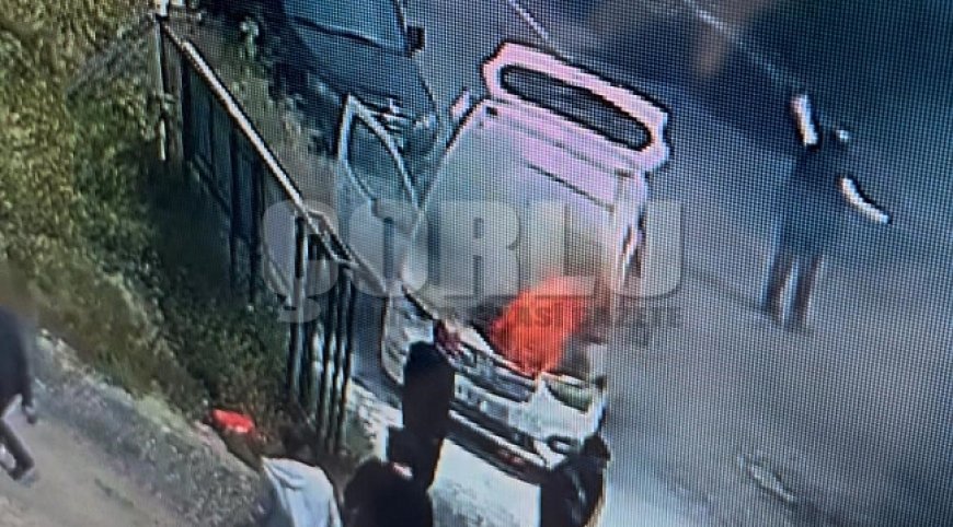 Seyir halindeki aracın alev aldığı ve çok sayıda yangın tüpleriyle müdahale anları kamerada