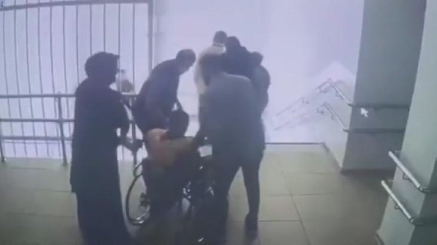 Malatya’daki depremde yürekleri ısıtan anlar! Görme engelli öğrenciyi kucaklarında taşıdılar