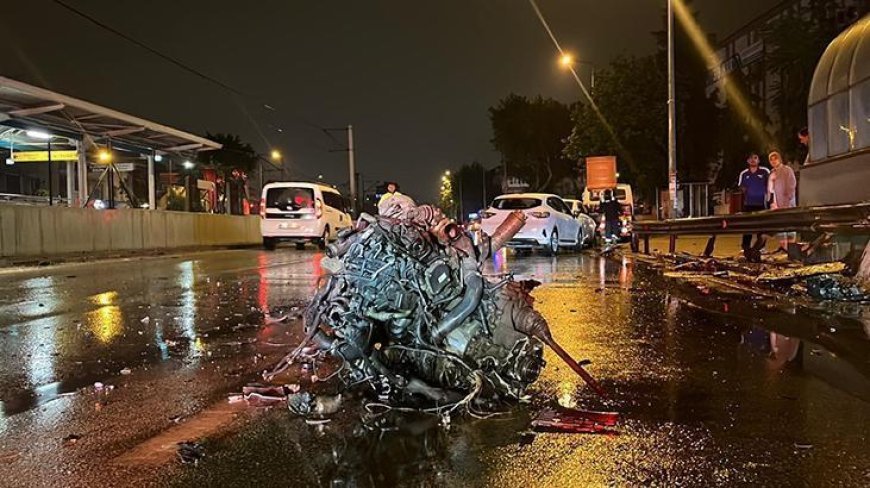 Bursa'da feci kaza: Otomobilin motoru metrelerce uzağa savruldu; 1'i ağır 2 yaralı