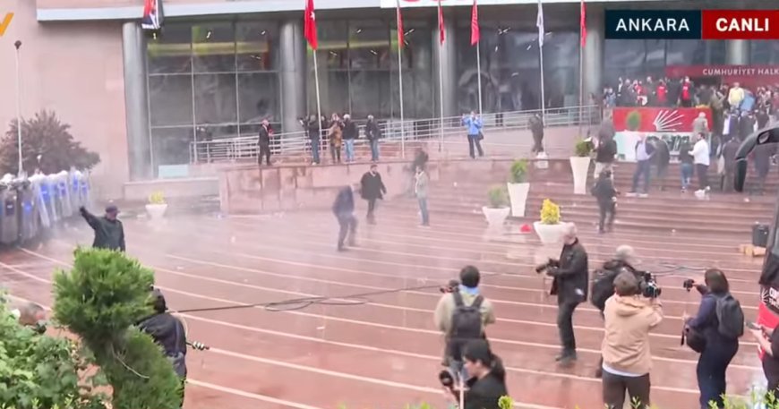 CHP Genel Merkezi'nde hareketli dakikalar. Polis tahliye için müdahale etti