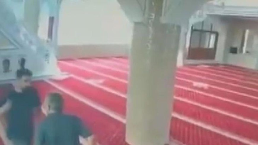 Cami imamına 'Süpürgeyi kapat' dedi, yumruklu saldırdı! O anlar güvenlik kamerasında
