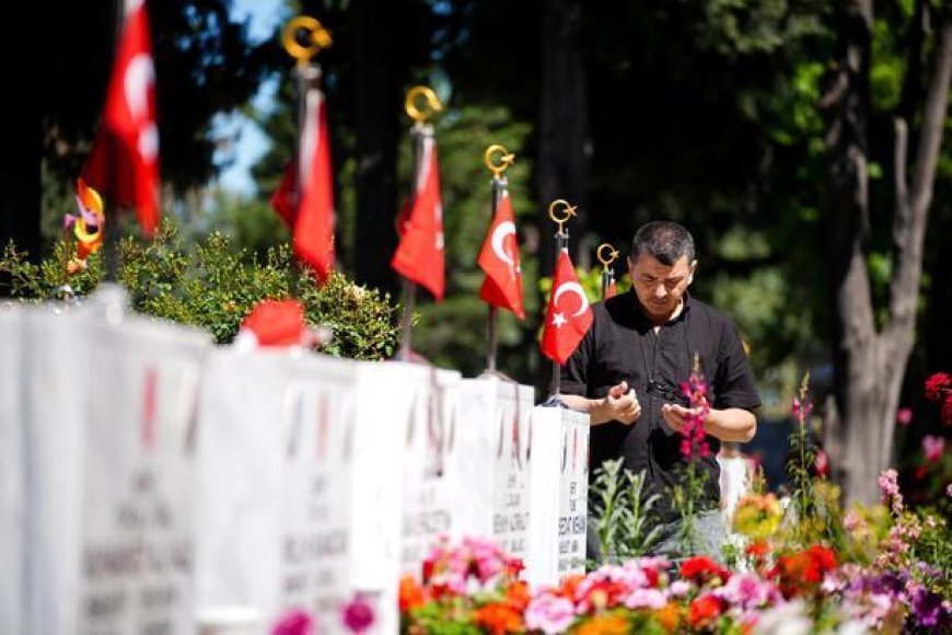 Şehit aileleri Kurban Bayramı'nın ilk günü Edirnekapı Şehitliği'ni ziyaret etti