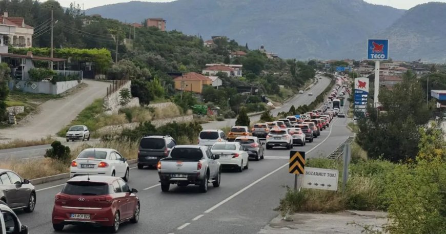 Tatilci akını devam ediyor: 22 kilometre araç kuyruğu oluştu