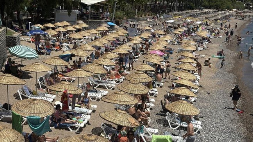 Bayramda sahillere akın! Bodrum ve Antalya’da adım atacak yer kalmadı