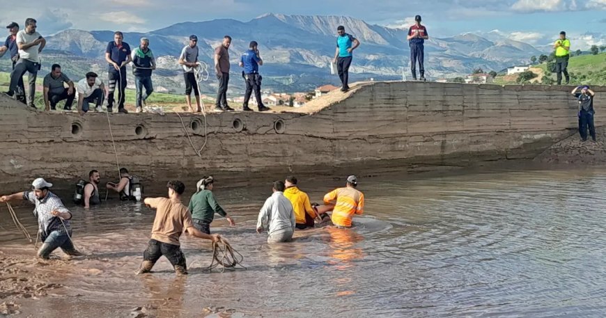 Serinlemek için gölete giren 2 çocuk boğuldu
