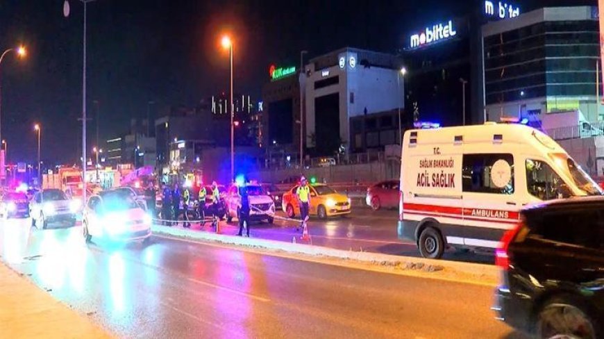 Bakırköy'de korkunç kaza! Elektrik direğine çarpan motosikletteki 2 kişi öldü