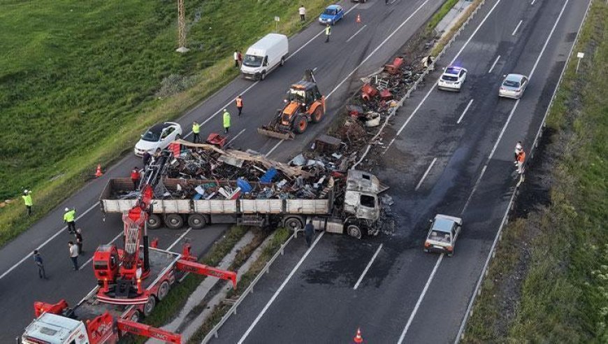Erzurum'da bariyerlere çarpan tır alev aldı! Sürücü son anda kurtuldu